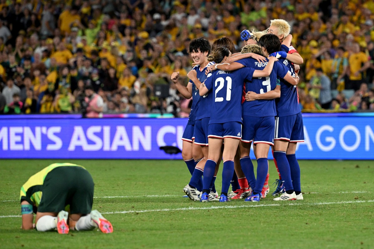 منتخب اليابان يحتفل بالفوز. (أ ف ب)