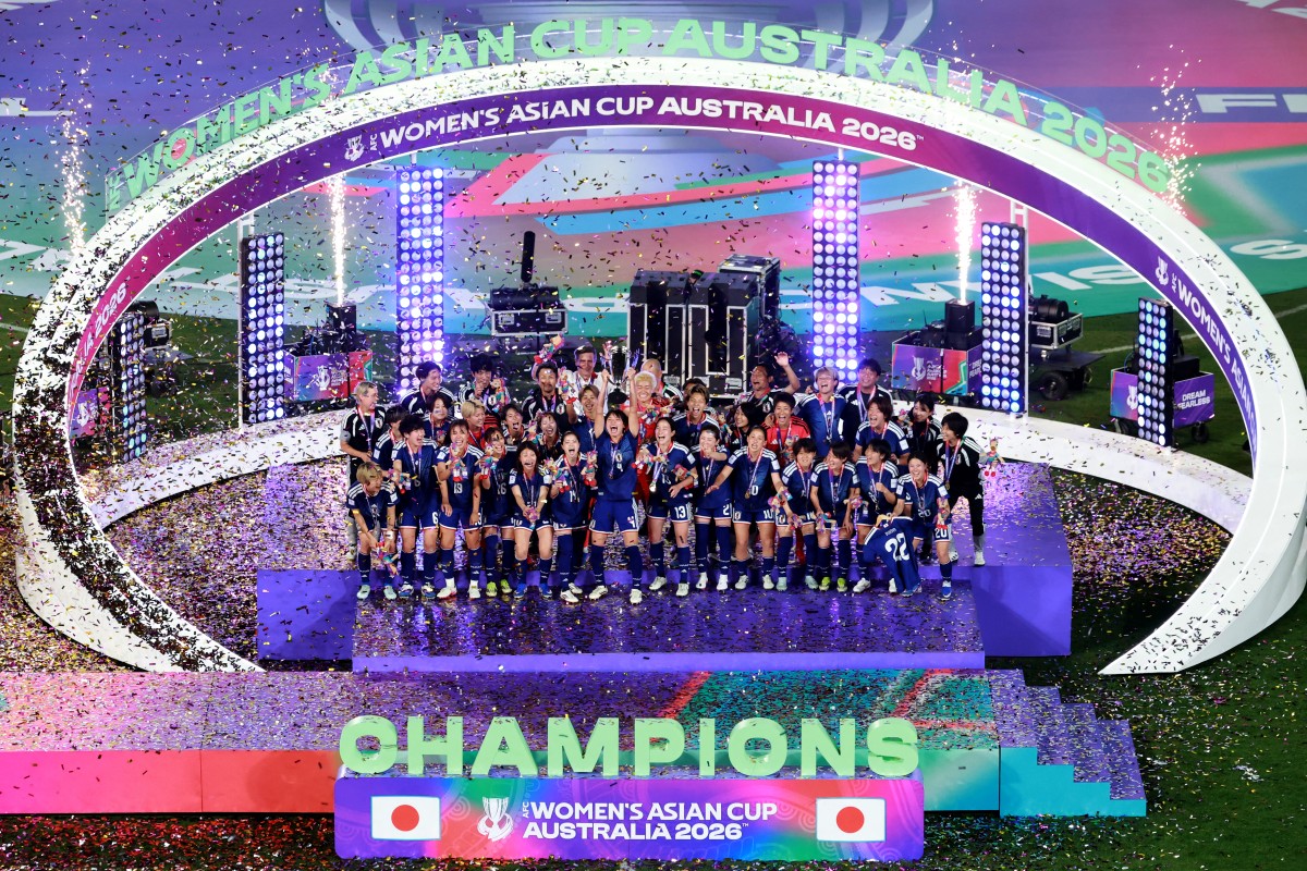 منتخب اليابان يحتفل بكأس آسيا للسيدات. (أ ف ب)