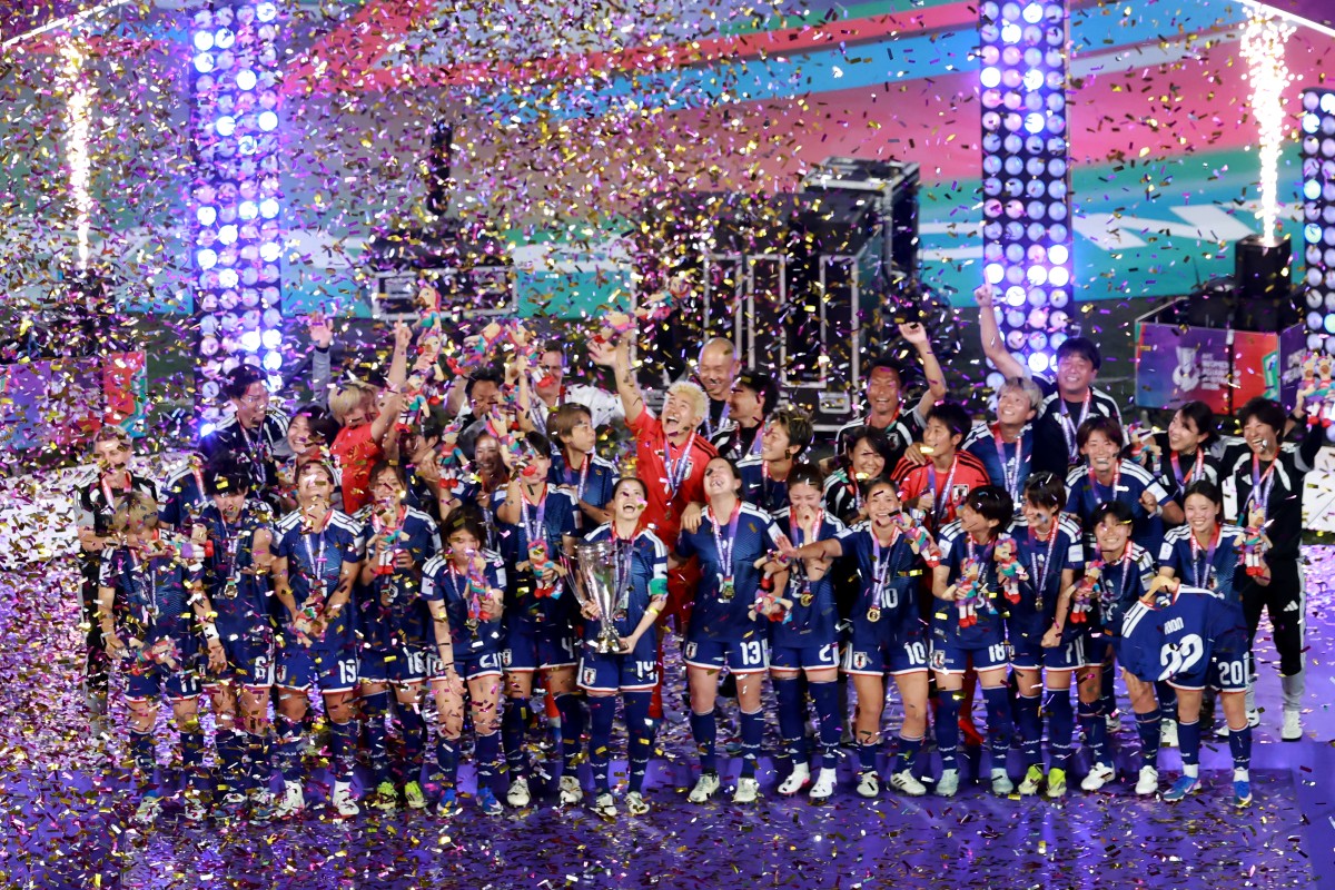 منتخب اليابان يحتفل بكأس آسيا للسيدات. (أ ف ب)