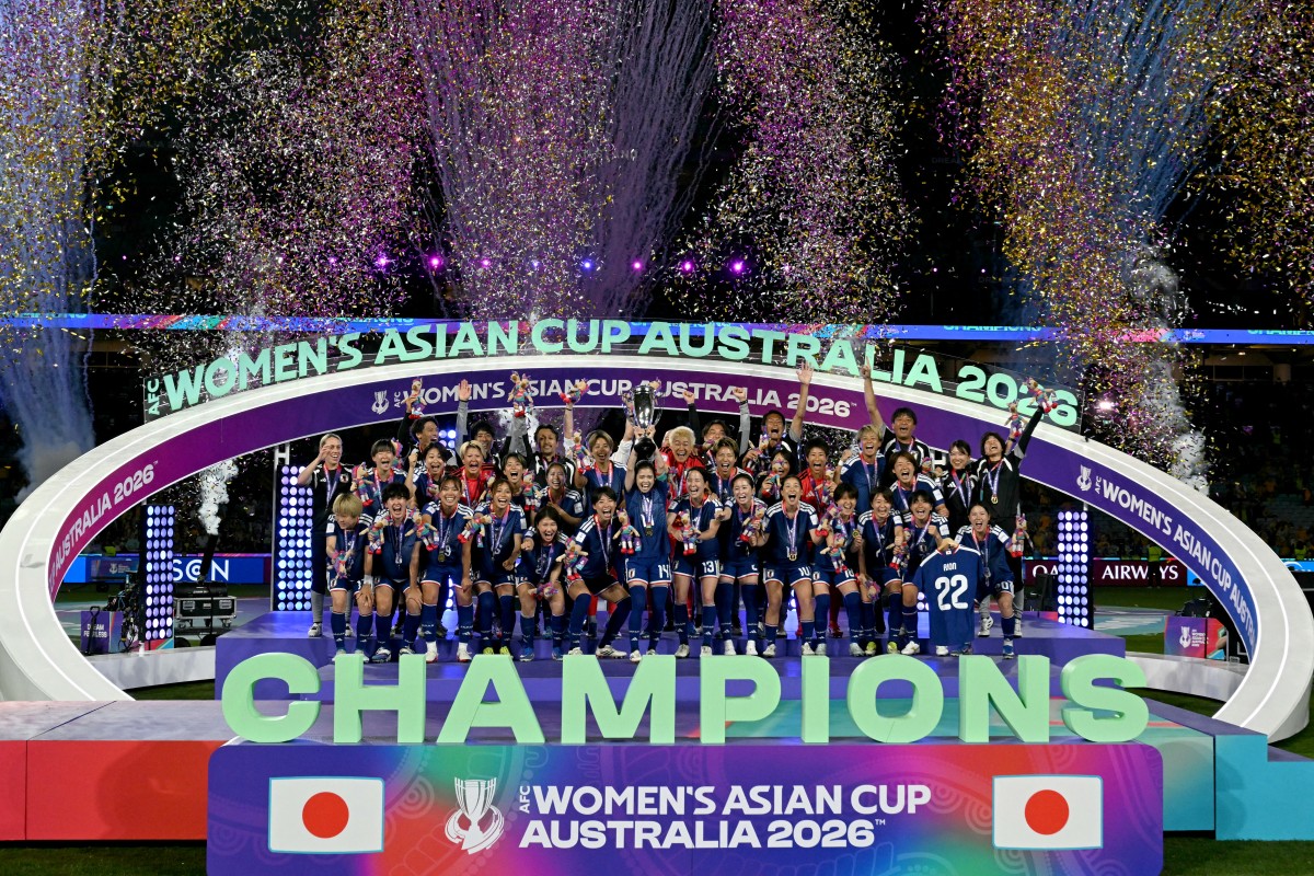 منتخب اليابان يحتفل بكأس آسيا للسيدات. (أ ف ب)