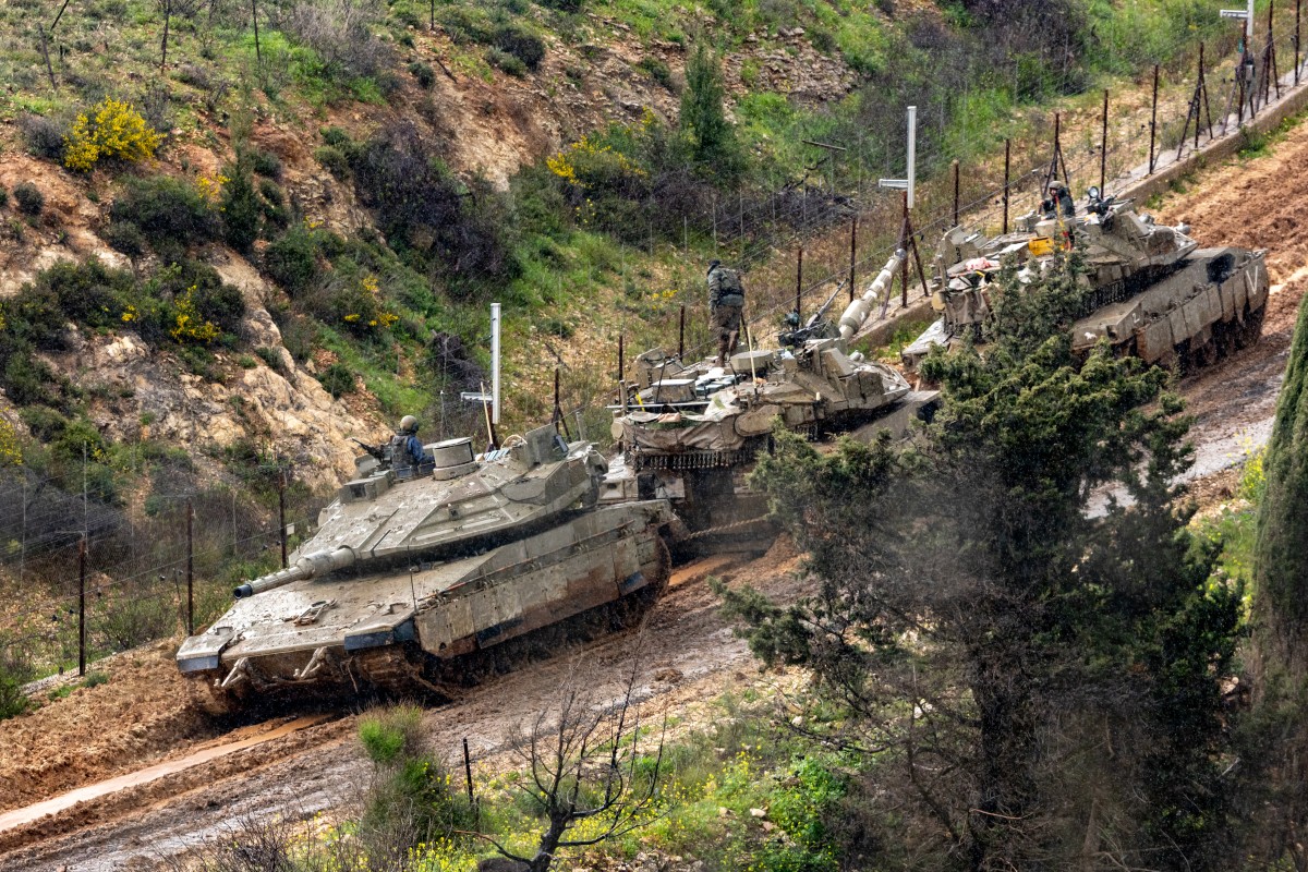 دبابات إسرائيلية على الحدود مع لبنان (أ ف ب).