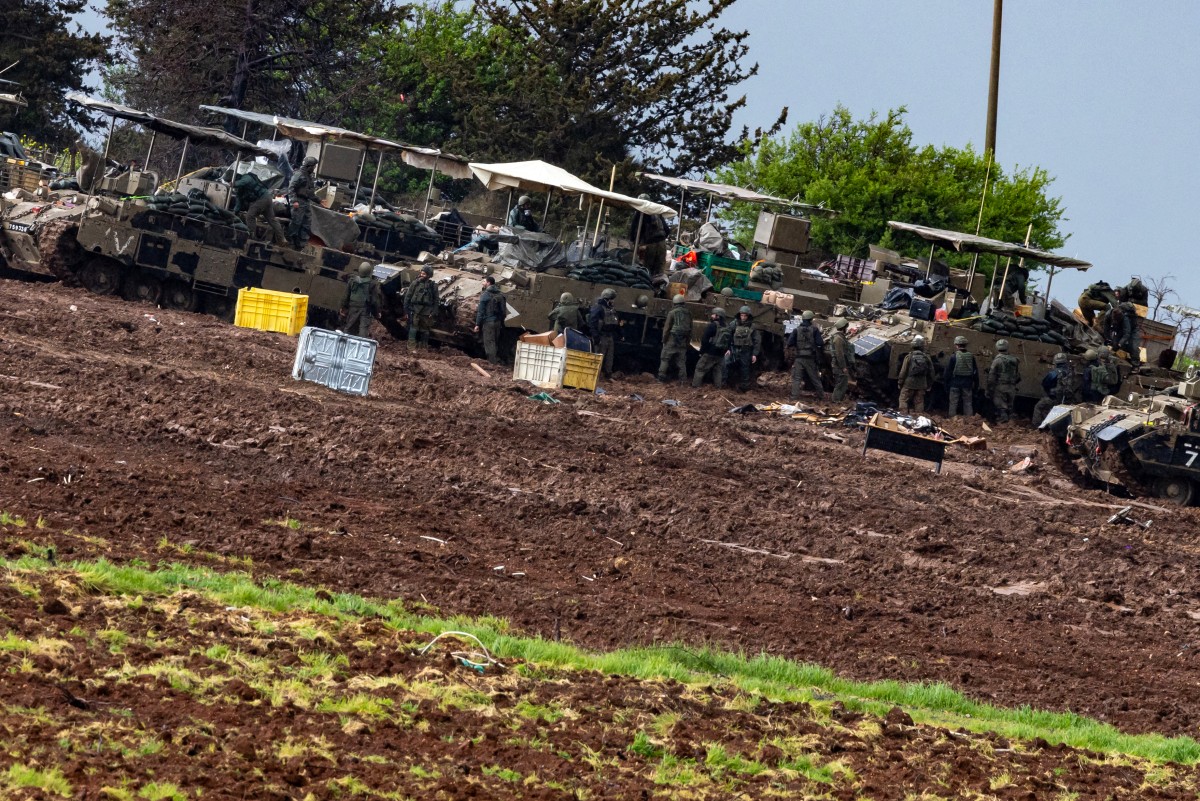 جنود إسرائيليون على طول الحدود مع لبنان، في الجليل الأعلى، شمال إسرائيل. (أ ف ب)