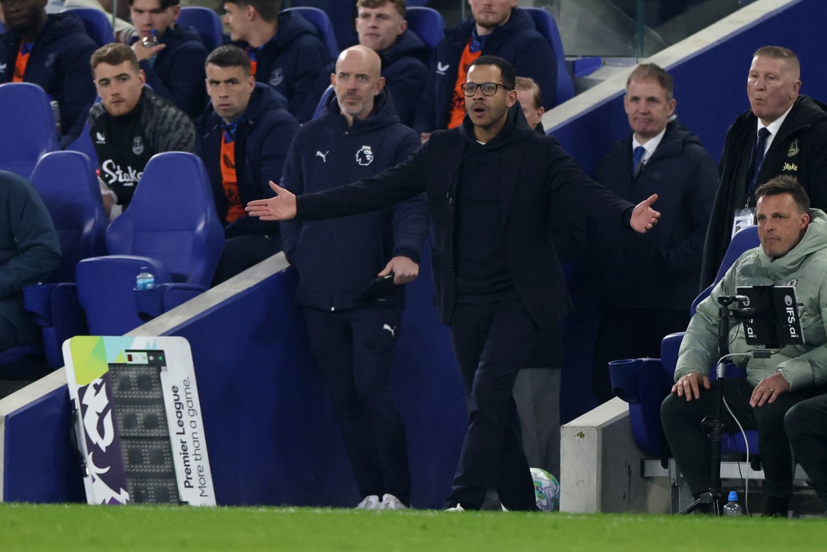 مدرب تشيلسي ليام روسينيور. (أ ف ب)