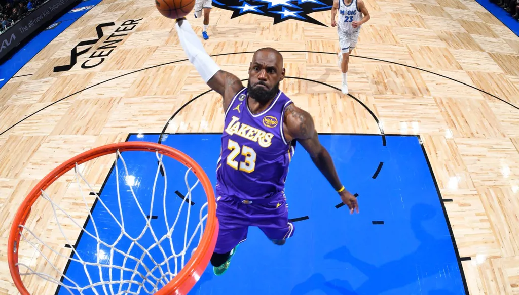 "الملك لا يشيخ"... ليبرون جيمس يحطم رقماً بدا مستحيلاً