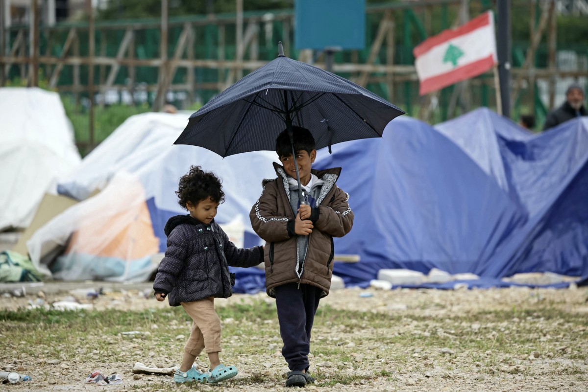 طفلان في خيم النزوح (أ ف ب)