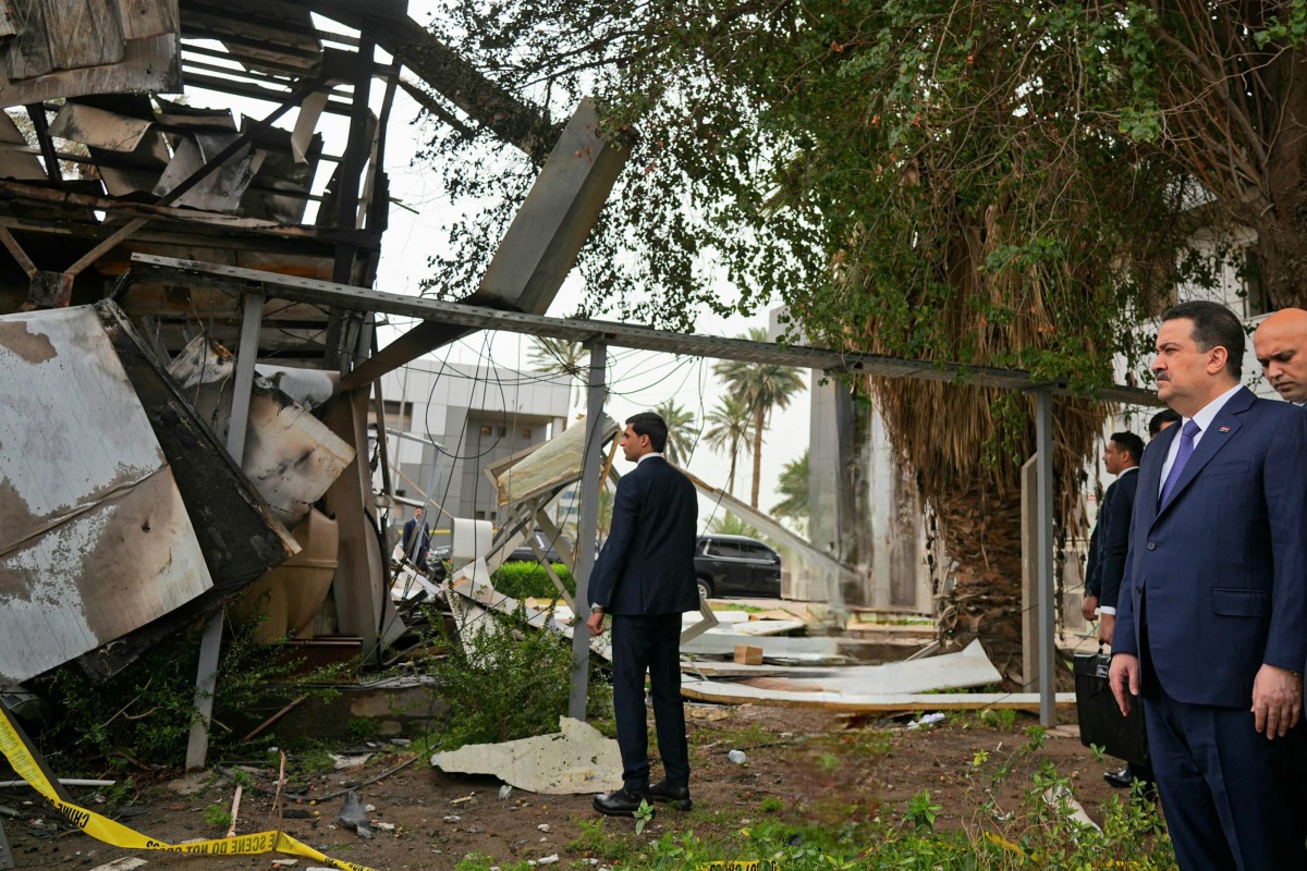 السوداني يتفقّد مقر الاستخبارات بعد قصفه. (أ ف ب)