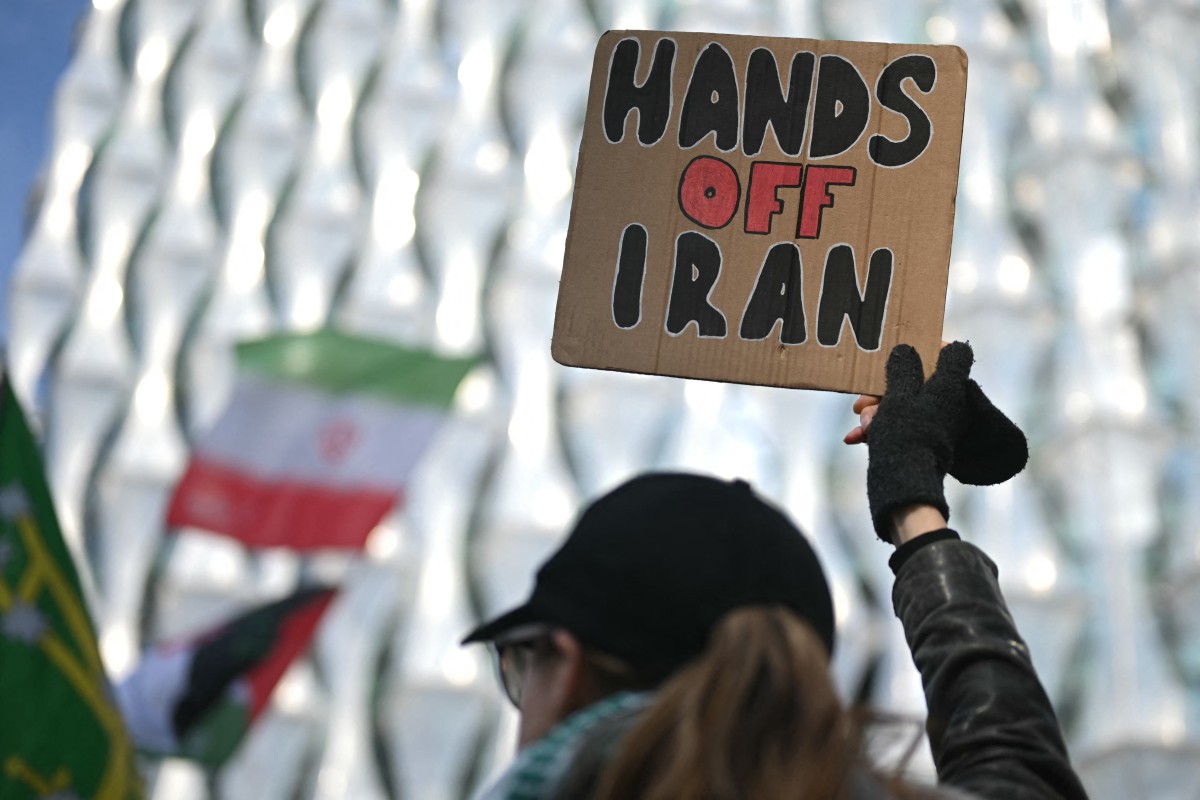 من تظاهرة احتجاجية في لندن ضد الحرب في الشرق الأوسط. (أ ف ب)