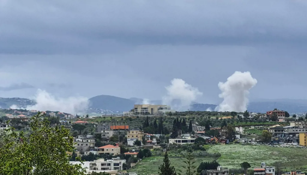 سلسلة من الغارات الجوية الإسرائيلية التي استهدفت قرى في جنوب لبنان (أ ف ب)