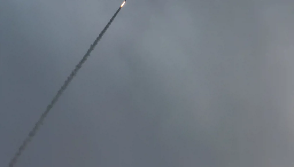 "أصابت مواقع خطيرة"... قتيل وجرحى وأضرار واسعة في تل أبيب بعد سقوط شظايا صاروخية