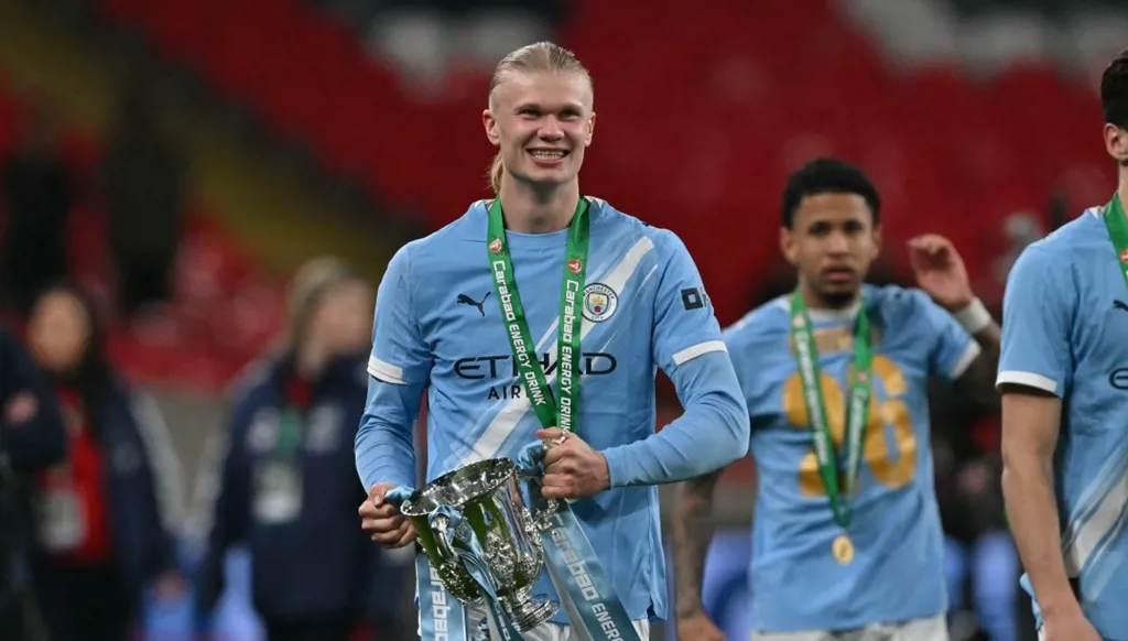 هالاند يشتري أغلى كتاب في تاريخ النروج ويضع شرطاً