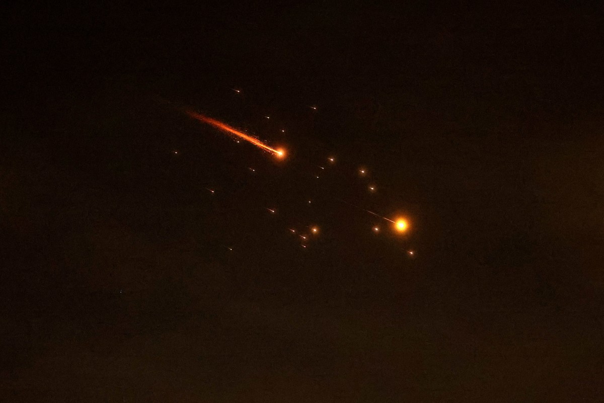 وابل جديد من الهجمات الصاروخية الإيرانية فوق مدينة نتانيا الساحلية الإسرائيلية. (أ ف ب)