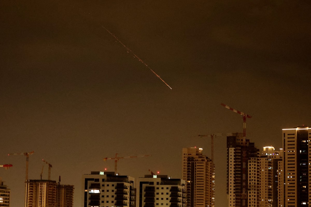 صواريخ إيرانية في سماء إسرائيل. (أ ف ب)
