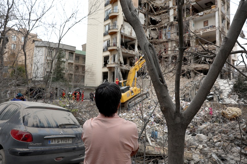 مبنى مدمر في طهران جراء غارة جوية، (ا ف ب).