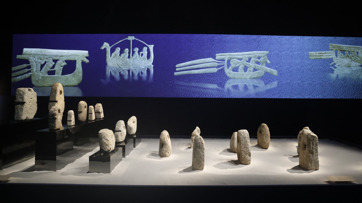 جانب من القطع الأثرية في المعرض (أف ب).