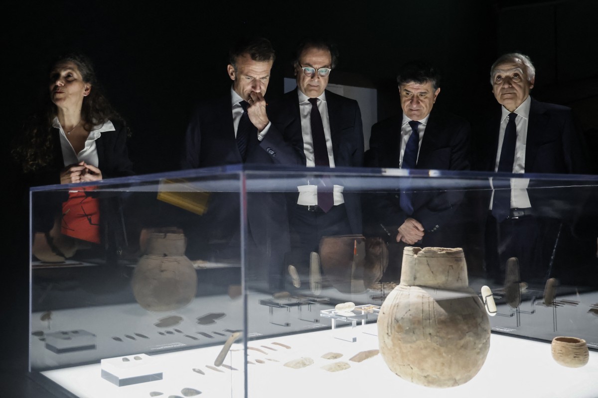 خلال افتتاح المعرض في باريس (أ ف ب).