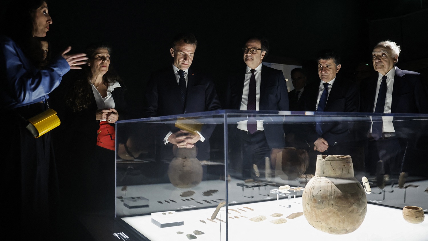 الرئيس الفرنسي في جولة على معرض “بيبلوس مدينة ألفية“. (أ ف ب)