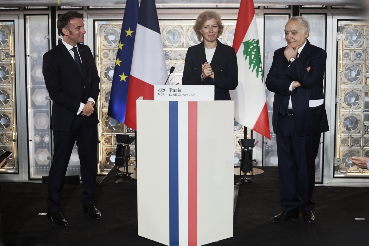 ماكرون ووزير الثقافة اللبناني غسان سلامة خلال افتتاح المعرض في باريس (أ ف ب).