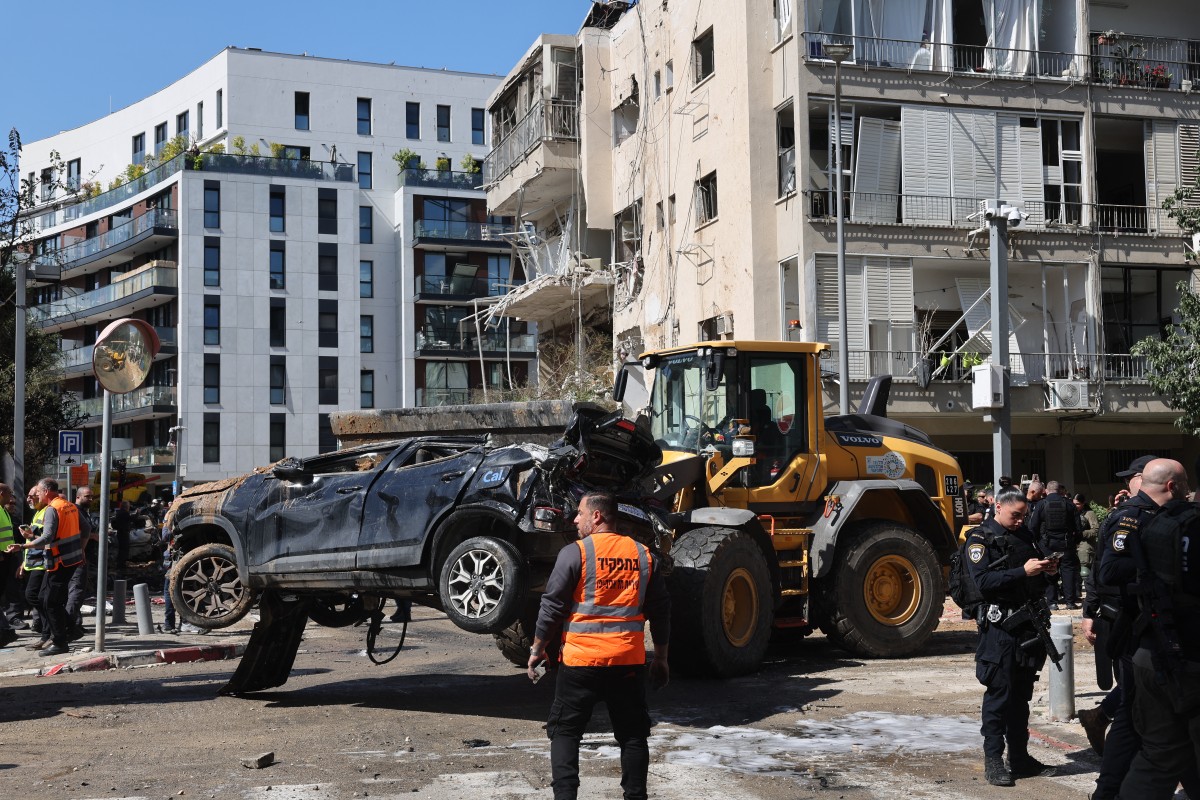 أضرار في إسرائيل. (أ ف ب)