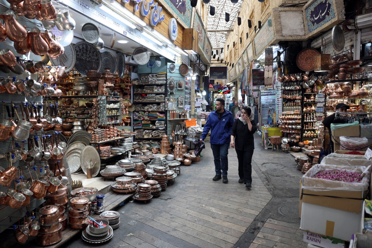 إيرانيون يتسوّقون في سوق تجريش شمال طهران. (أ ف ب)