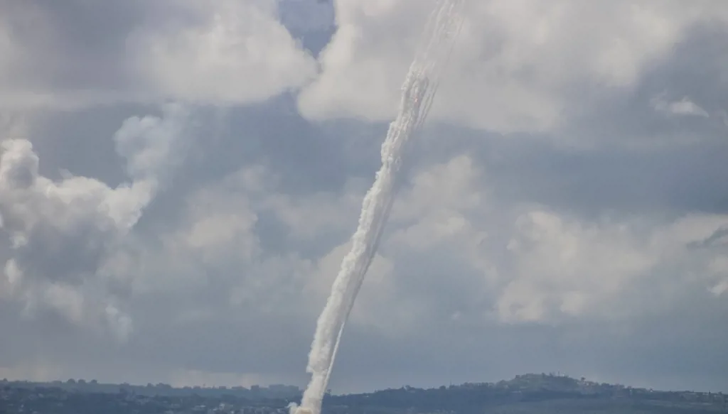 إيران تهدد إسرائيل بضربات "قوية" دعماً للبنانيين والفلسطينيين