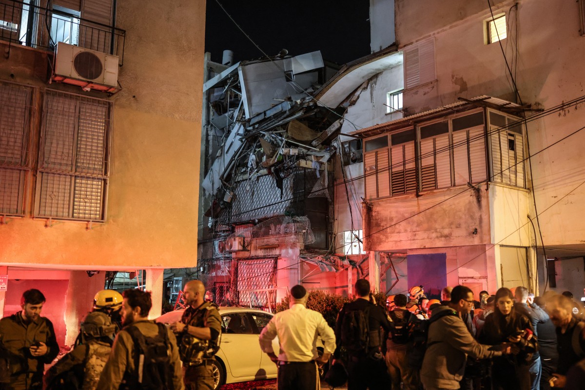 مبنى متضرر في موقع أصيب بقذيفة في بني براك، على الأطراف الشرقية لتل أبيب. (أ ف ب)