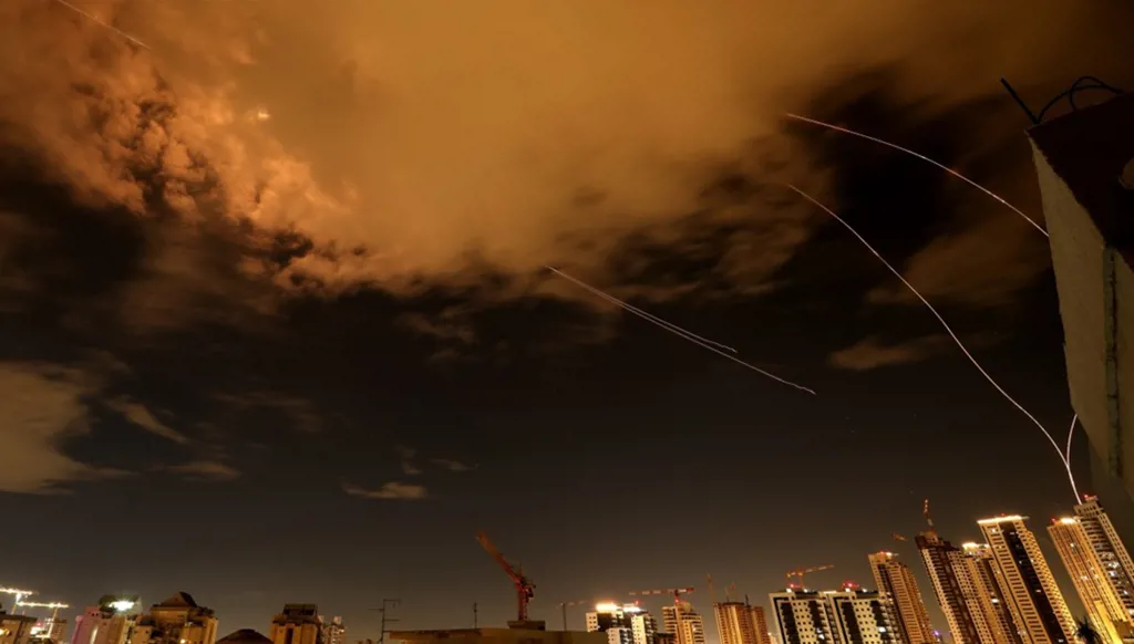 تظهر آثار الصواريخ في سماء مدينة نتانيا وسط وابل جديد من الهجمات الصاروخية الإيرانية (أ ف ب)