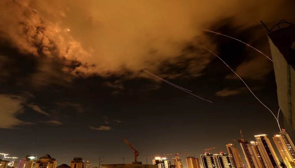 وسط تصاعد الحرب مع إيران... واشنطن تستعد لإرسال آلاف الجنود إلى الشرق الأوسط