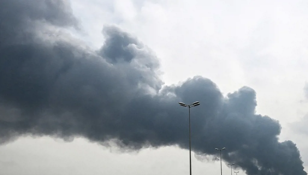 حريق كبير بخزانات وقود في مطار الكويت... وهجوم على ناقلة نقط قُبالة سواحل الدوحة