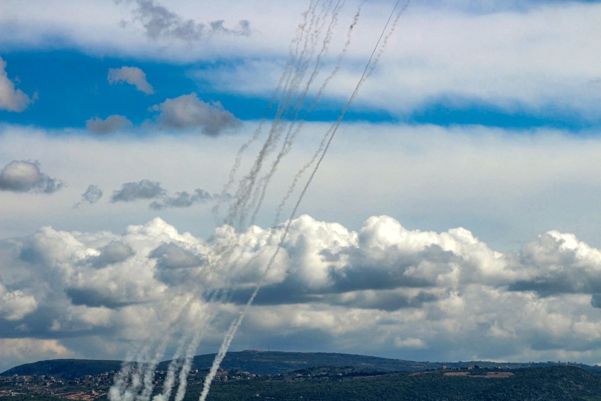 آثار الصواريخ التي أُطلقت من جنوب لبنان باتجاه إسرائيل من مدينة صور الجنوبية. (أ ف ب)