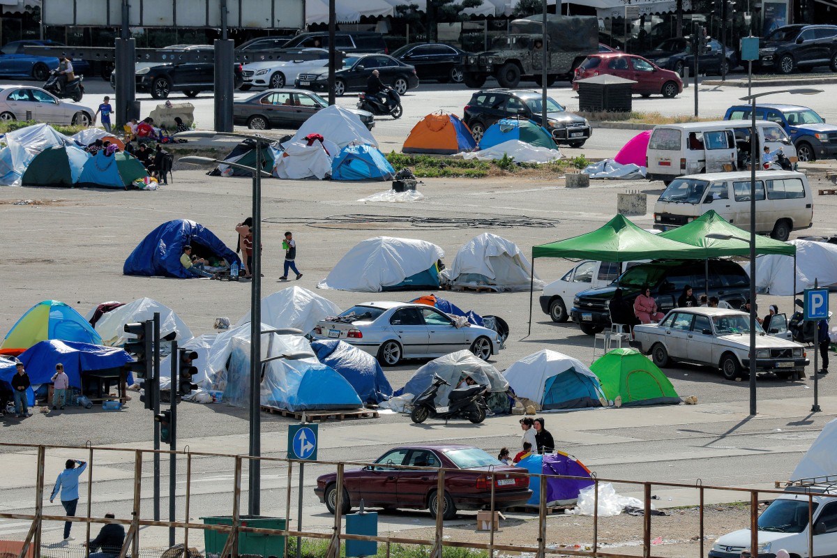 نازحون في وسط بيروت (أ ف ب).