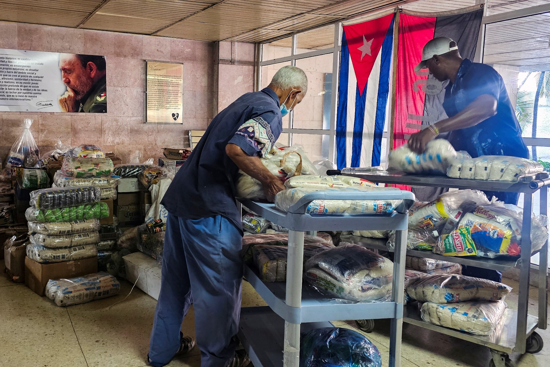 تفريغ مساعدات لأمراض القلب لدى الأطفال في هافانا (أ ف ب)