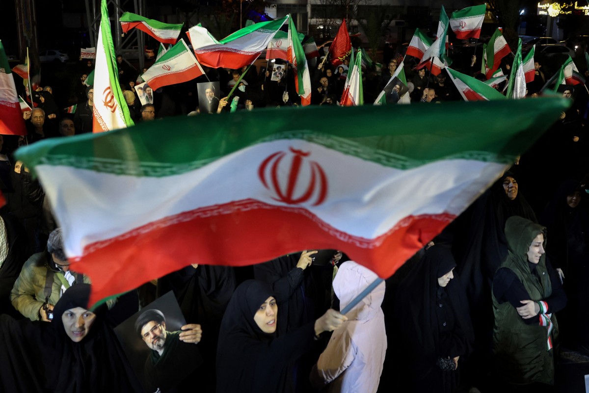   مسيرة في وسط طهران دعماً للقوات المسلحة الإيرانية. (أ ف ب)