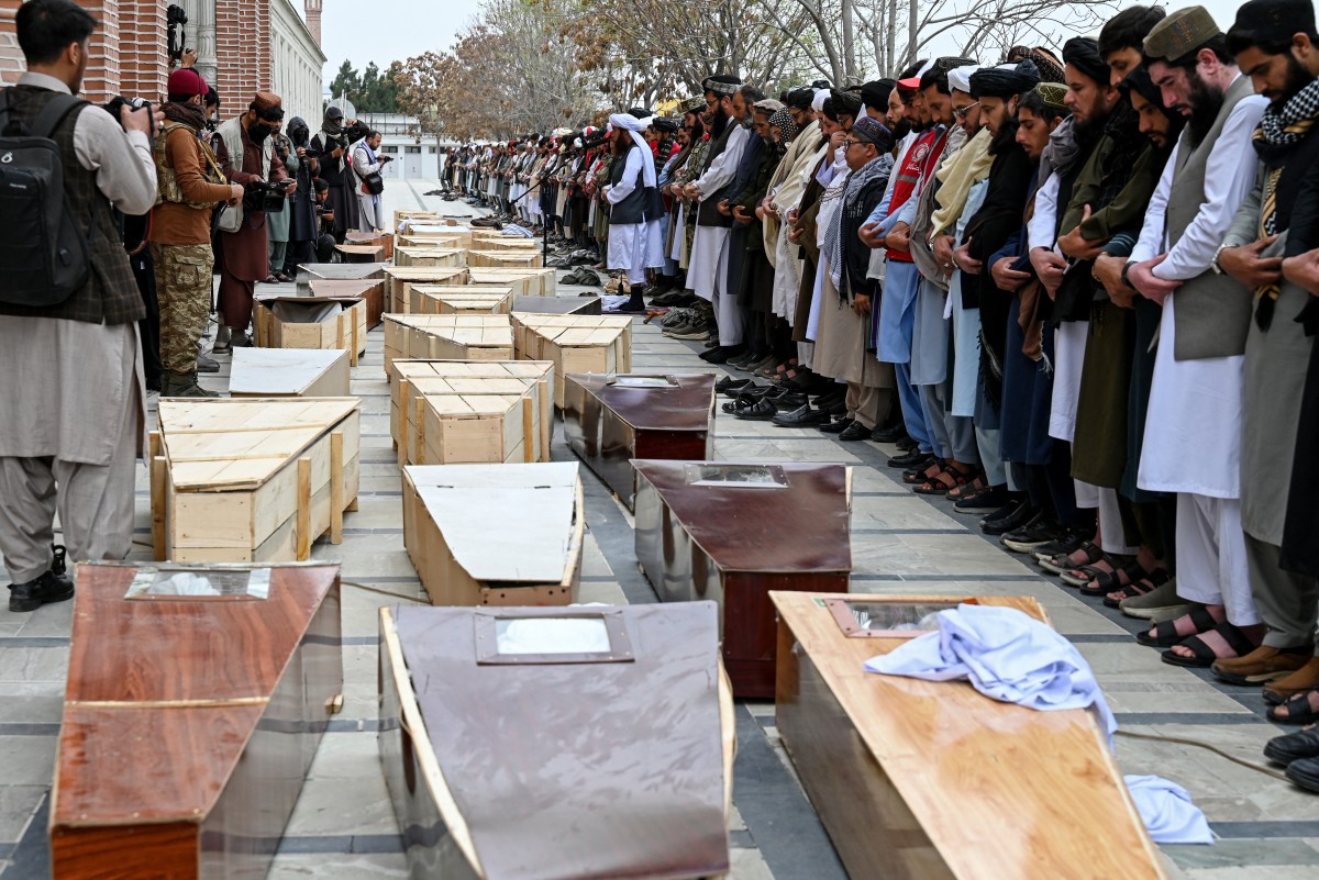 تشييع قتلى في كابول بقصف باكستاني. (أ ف ب)