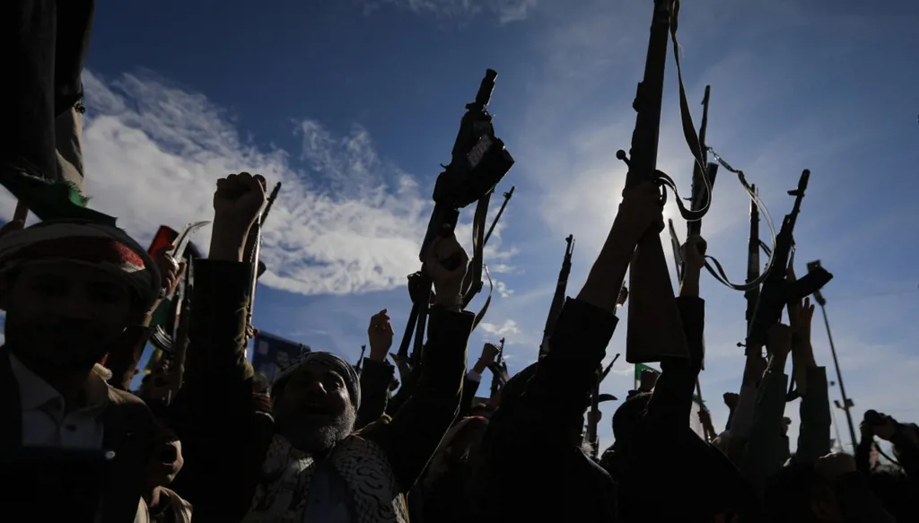 من هم الحوثيون حلفاء إيران في اليمن؟