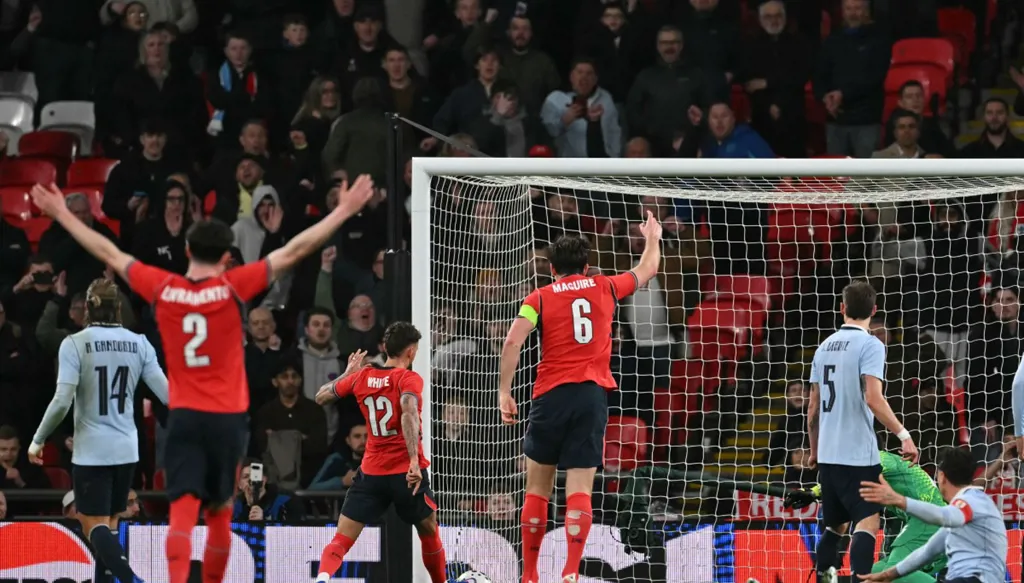 منقذ يتحول إلى كابوس... بن وايت يقلب ليلة ويمبلي