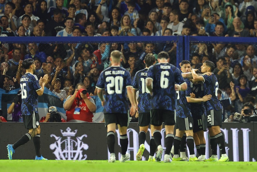 لاعبو الأرجنتين. (أ ف ب)