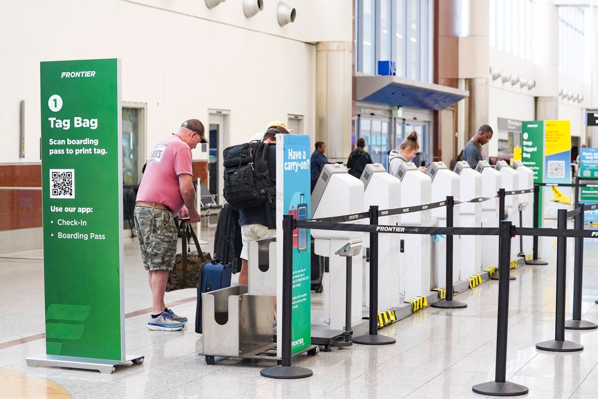 مسافرون حول العالم (أ ف ب).