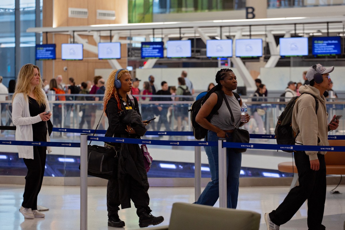 مسافرون حول العالم (أ ف ب).