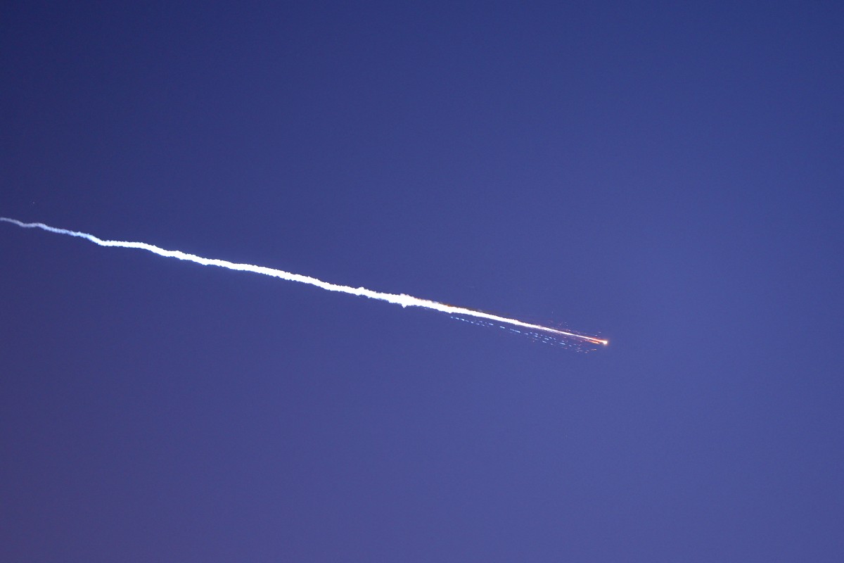 آثار الصواريخ في السماء فوق مدينة نتانيا الساحلية الإسرائيلية. (أ ف ب)