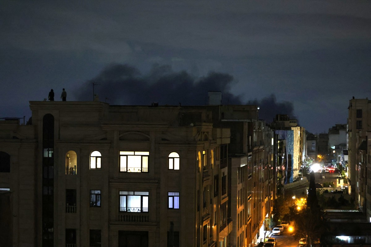 تتصاعد سحابة من الدخان من موقع غارة جوية في طهران (أ ف ب)