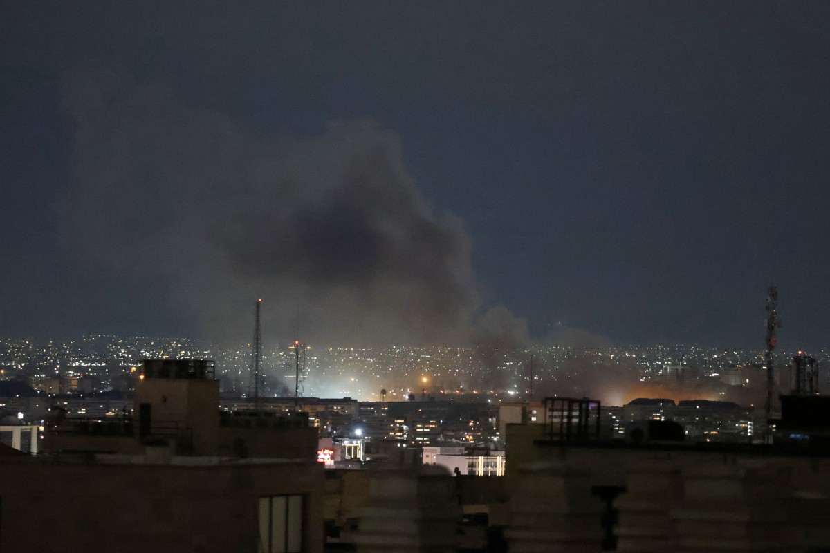 تتصاعد سحابة من الدخان من موقع غارة جوية في طهران (أ ف ب)