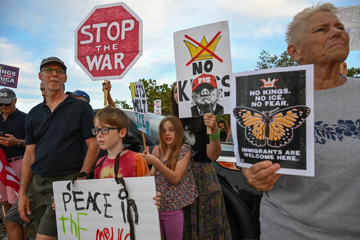 متظاهرون يطالبون بوقف الحرب خلال يوم الاحتجاج الوطني. (أ ف ب)