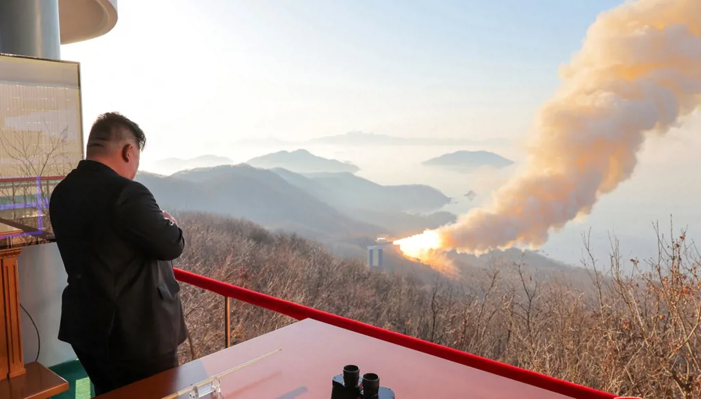 كيم جونغ أون يشرف على اختبار جديد لمحرك صواريخ يعمل بالوقود الصلب