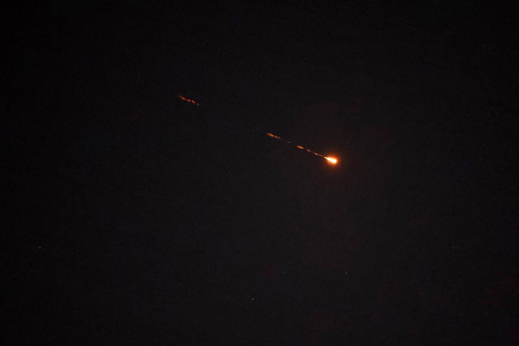 صاروخ في سماء مدينة نتانيا الساحلية الإسرائيلية (أ ف ب).