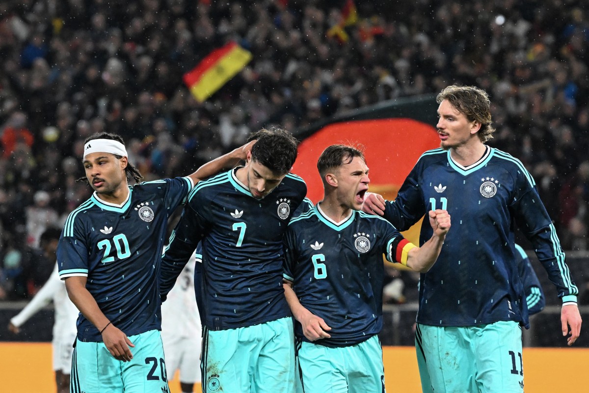 لاعبو منتخب ألمانيا يحتفلون بالهدف الأول في مرمى غانا. (أ ف ب)