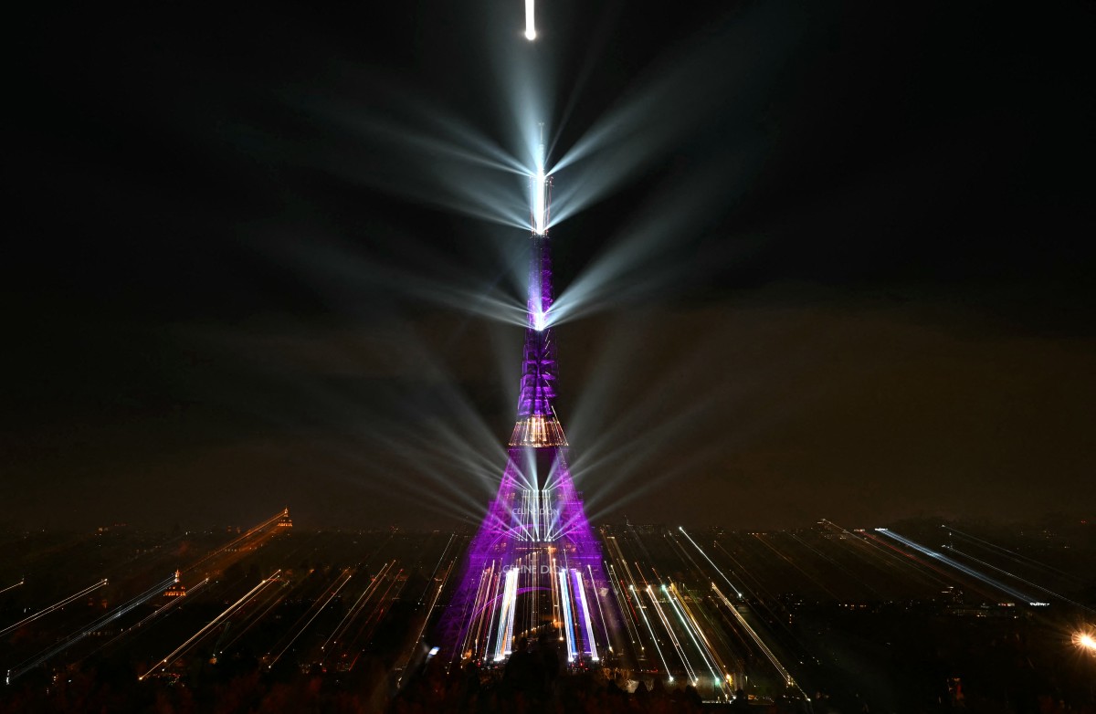 برج إيفيل يحتفي بعيد ميلاد سيلين ديون (أ ف ب).