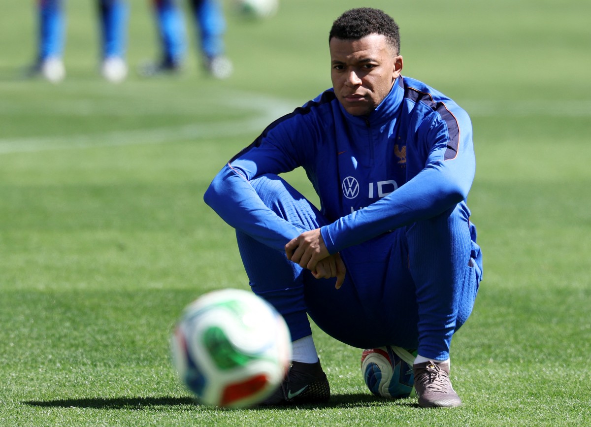 كيليان مبابي مع المنتخب الفرنسي. (أ ف ب)