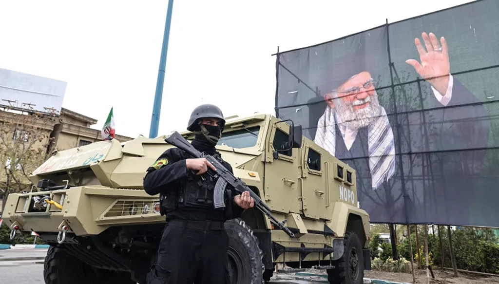 ما الذي يمنع سقوط النظام الإيراني؟