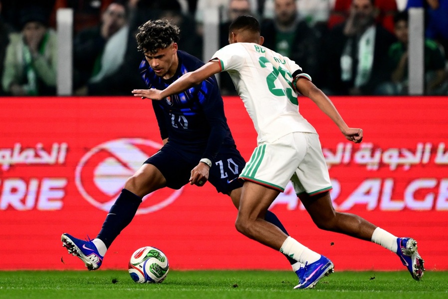 الجزائر ضد أوروغواي. (أ ف ب)