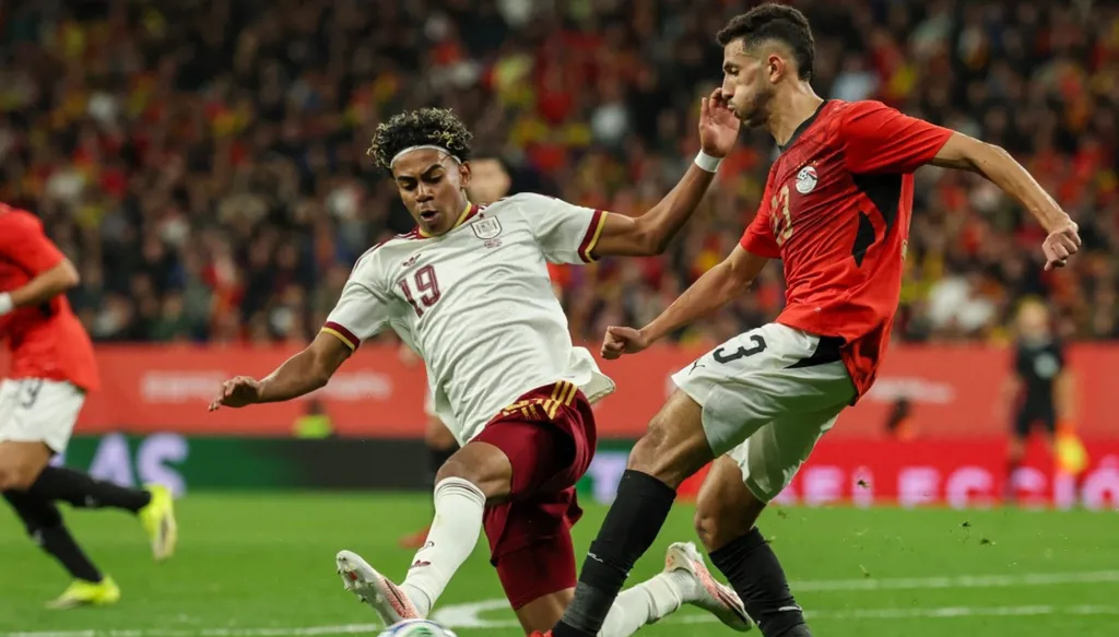 "أنا مسلم الحمدلله"... لامين يامال يخرج عن صمته بعد الهتافات العنصرية